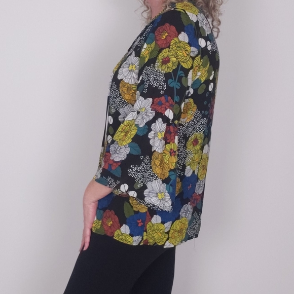 5/$12 Violet + Claire retro floral print bell sleeve top - Picture 4 of 11